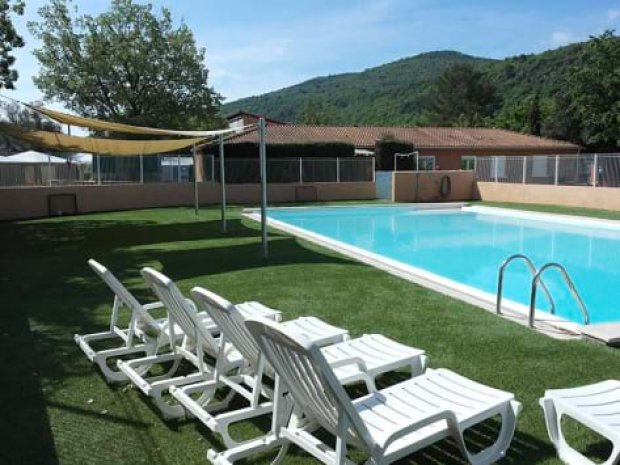 Vue sur la piscine du centre de vacances Camping le Lac à Bauduen