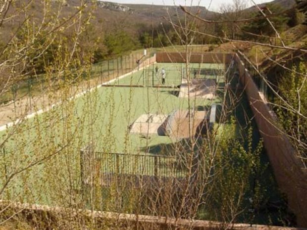 Vue en hauteur sur le skateparc où les jeunes font des activités en coio de vacances à Bauduen