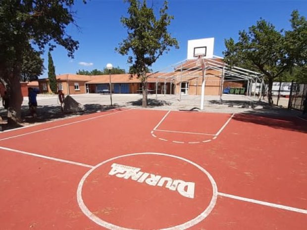 Vue sur le terrain de Basket Djuringa au centre de vacances Camping le Lac à Bauduen