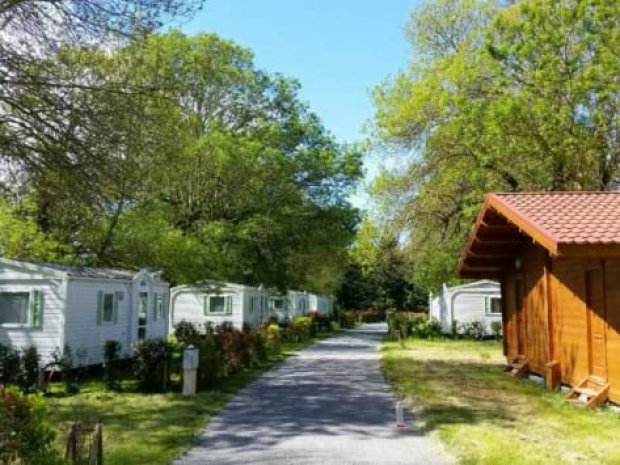 Allée de l'hébergement de la colonie de vacances sur l'Atlantique