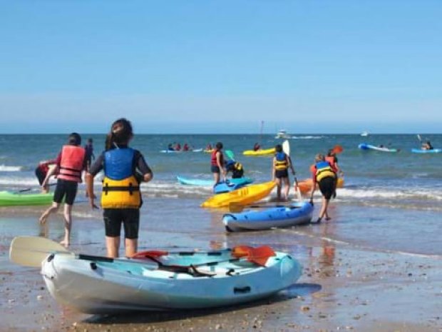 Activité canoë pendant la colonie de vacances sur l'Atlantique