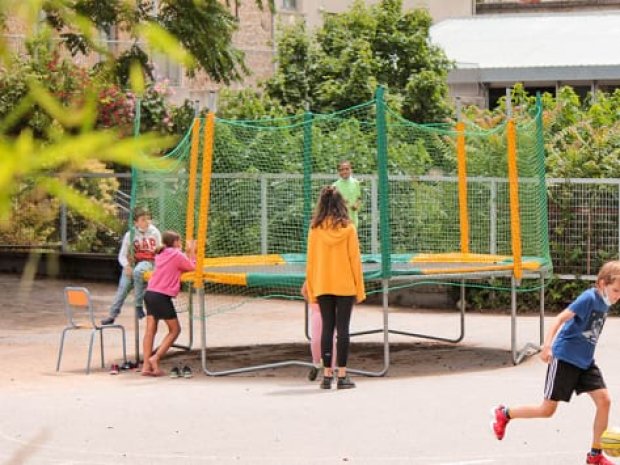 Vue sur la cour du centre de colonie de vacances avec des enfants s'amusant dehors