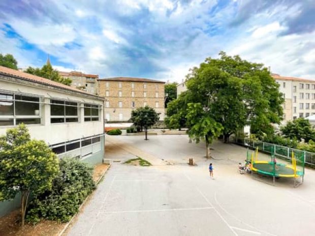 Vue assez éloignée de la cour du centre de colonie de vacances