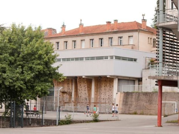 Vue sur la façade du bâtiment et la cour et du centre de colonie de vacances