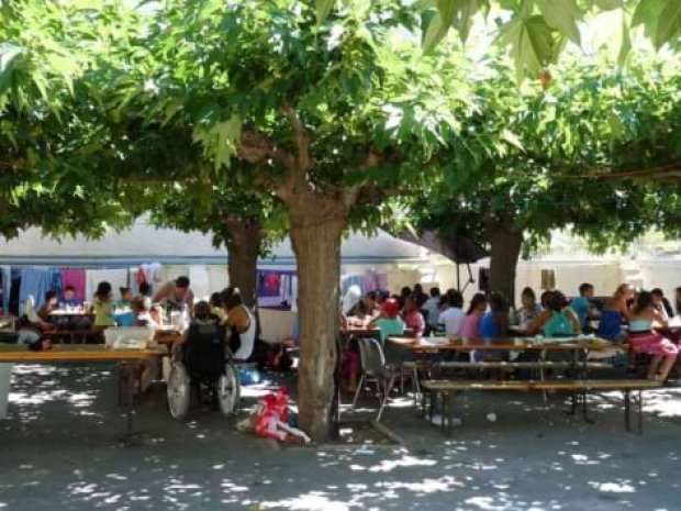 Cour de récré avec les jeunes en colo de vacances à Palavas les Flots dans le Sud