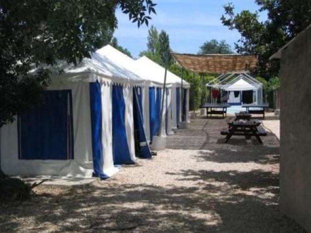 Campement sous tente de la colonie de vacances en bord de mer