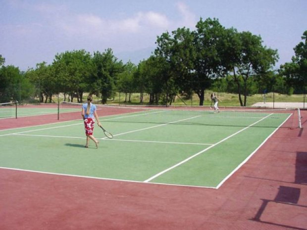 Terrain de tennis sur le centre de colonie de vacances du Pradet