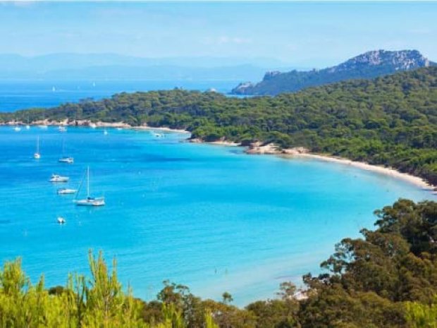 Vue sur les côtes de la méditerranée en été