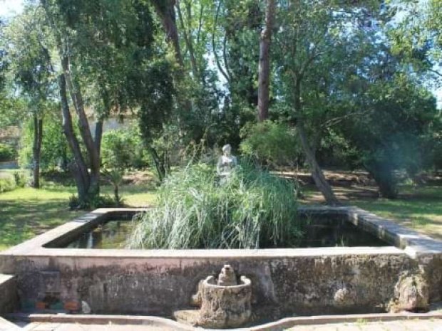 Statut sur la fontaine du centre de vacances