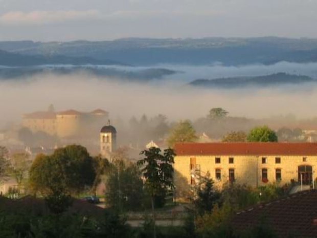 Vue de l'espace Beauvoir dans la brume à Monistrol sur loire