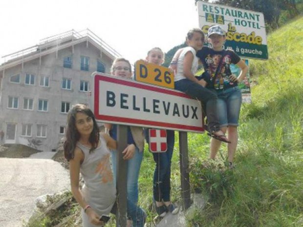 Panneau d'entrée du village de Bellevaux