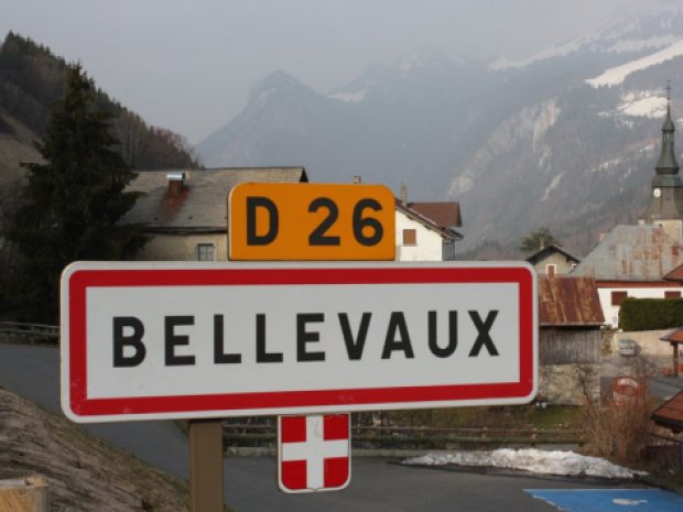 Panneau d'entrée du village de Bellevaux en hiver