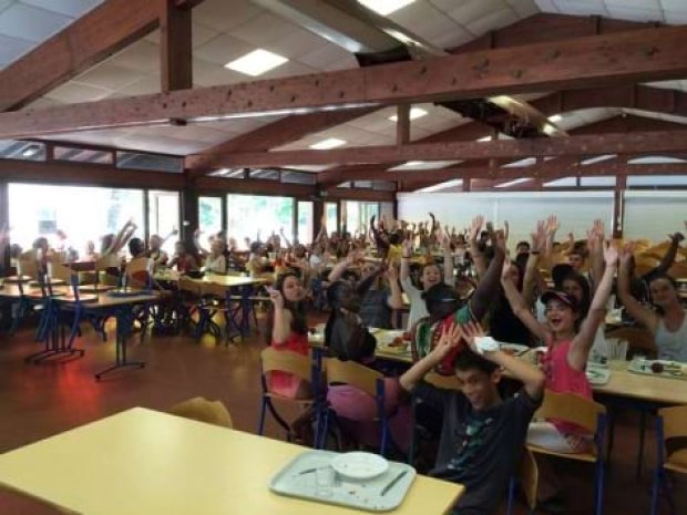 Enfants en train de manger dans le réfectoire du centre de colonie de vacances de Mimizan