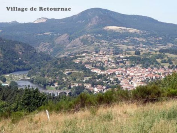 Vue du centre sur le village de Retournac