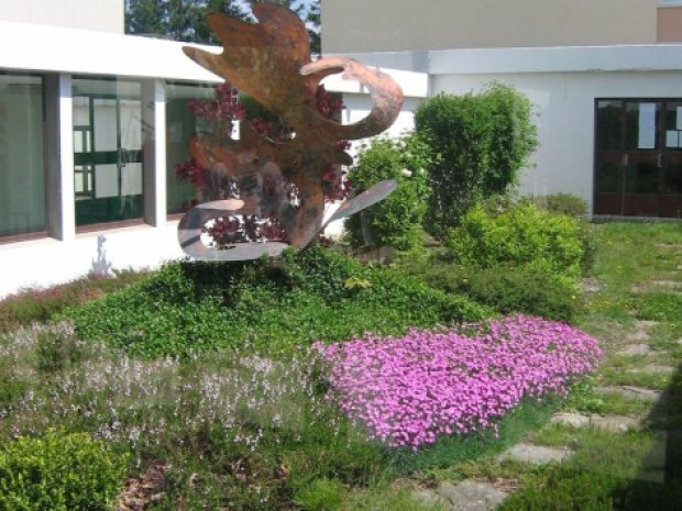Jardin fleuri du centre de colonie de vacances en Auvergne