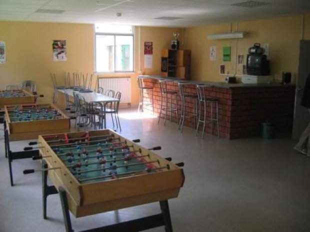 Salle de babyfoot du centre de vacances en Auvergne