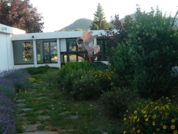 Cour intérieur du centre de colonie de vacances en Auvergne