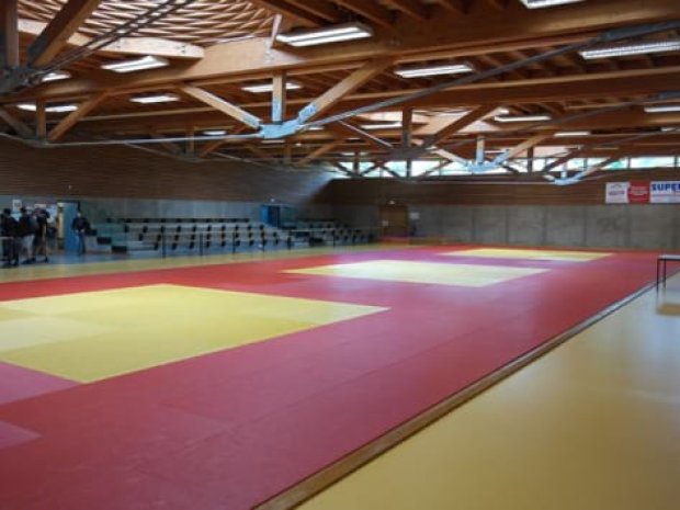 dojo sur le centre de stages sportifs de djuringa juniors à yssingeaux