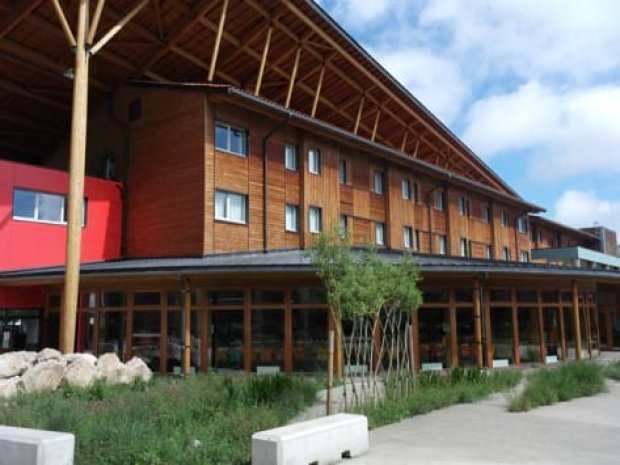 vue sur la façade du centre sportif du complexe choumouroux