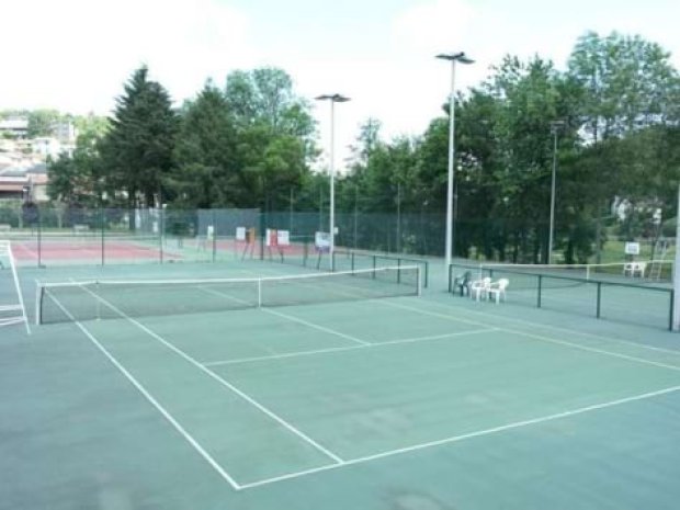 Terrain de tennis du complexe de Choumouroux