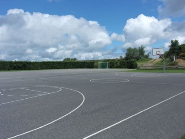 Terrain de basket extérieur du centre de vacances en Auvergne