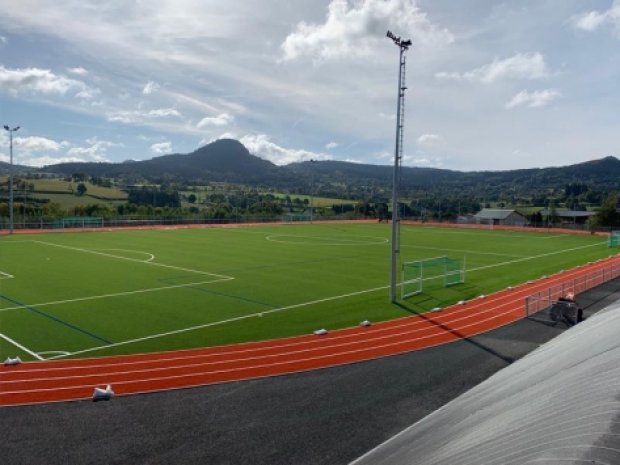 Terrain de foot et d'athlétisme du centre de colonie de vacances en Auvergne