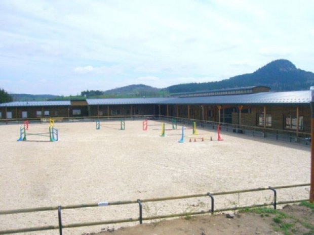 Manège pour l'activité équitation de la colonie de vacances en Auvergne