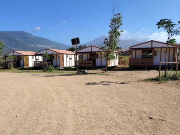 les chalets équipés et adaptés du camping vus de dehors 