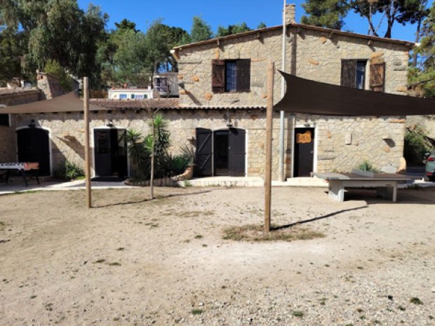 devanture d'un bâtiment du camping se trouvant en corse