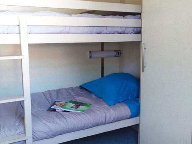 lit dans un chalet pour des vacances en corse séjour d'été