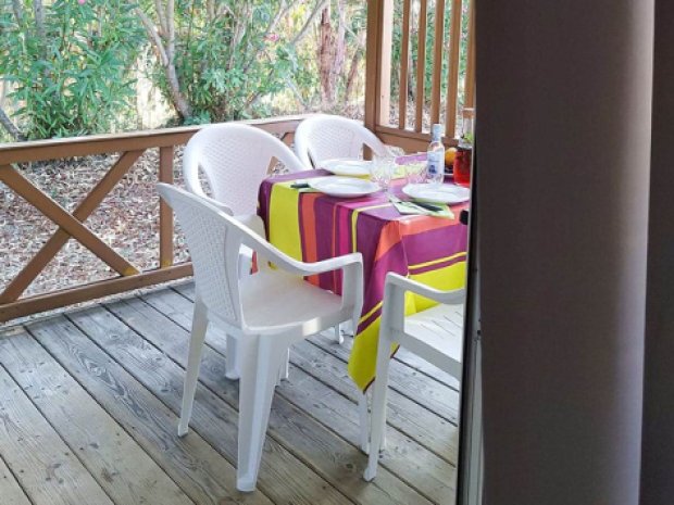 terrasse d'un chalet en corse à l'intérieur d'un camping recevant des groupes des particuliers et des classes découvertes