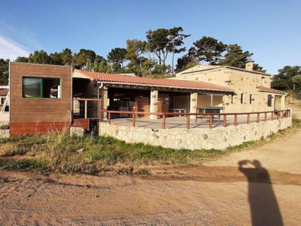 photographie vue de l'extérieur du réfectoire entièrement rénové du camping en corse