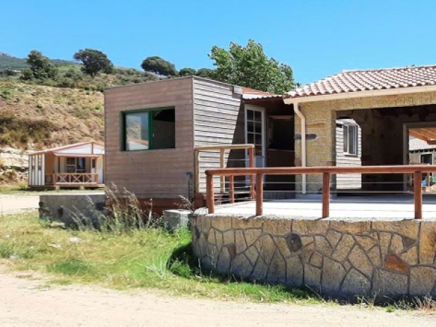 bâtiments du camping se trouvant à proximité de la plage corse