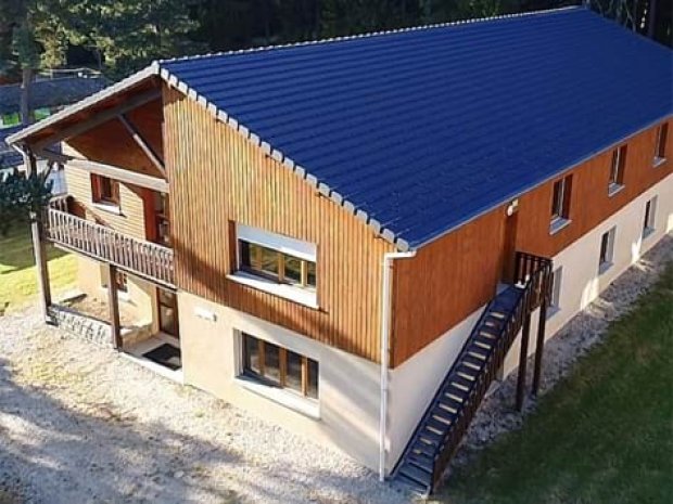 Vue sur la façade du centre de vacances du Mont Joyeux