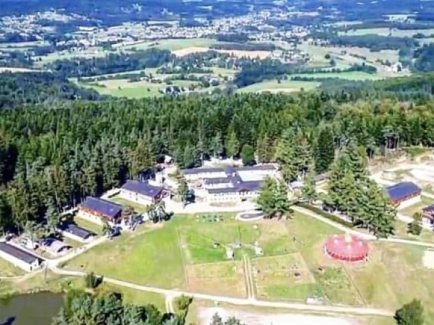 Vue en plongée sur les extérieurs aux alentours du centre de vacances Mont Joyeux qui accueille des jeunes en colonie de vacances