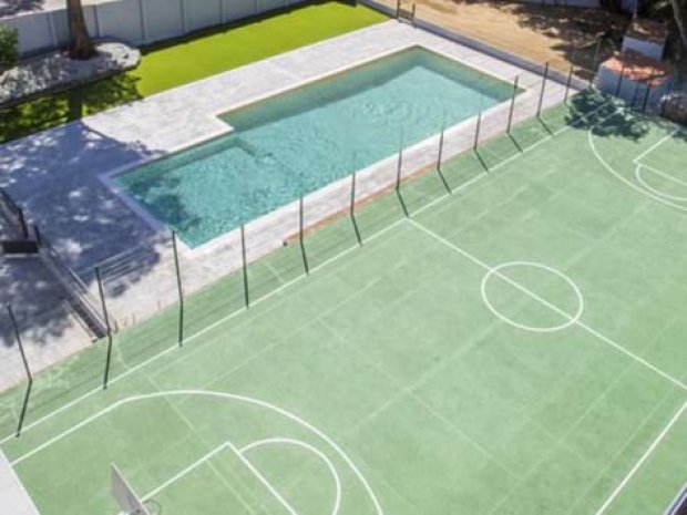 Piscine et terrain de tennis du centre de vacances en Espagne