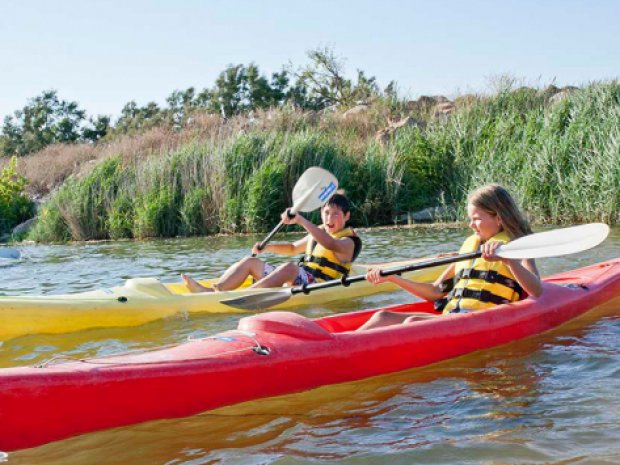 Enfants faisant du canoë en colonie de vacances en Espagne