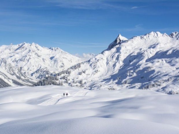 Montagnes enneigées d'Autriche pour le ski en hiver