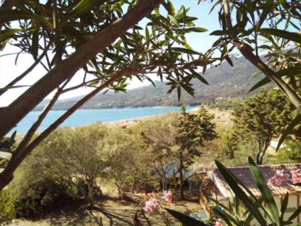 Vue sur la plage du camping Tikiti en Corse