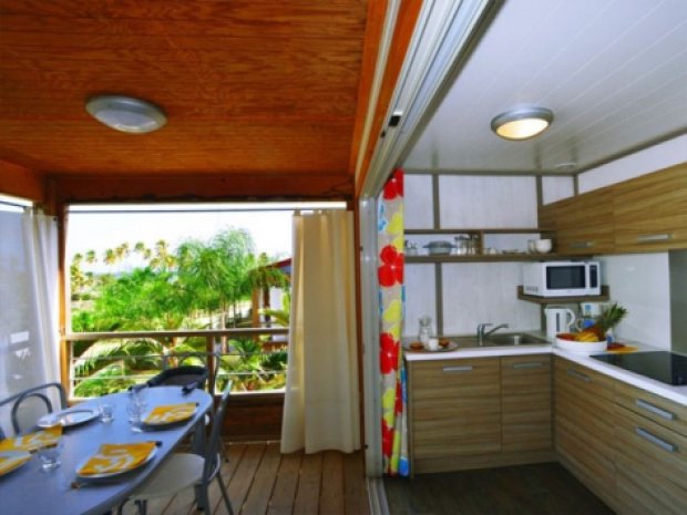 Terrasses et cuisine des chambres ados de la colonie en Martinique