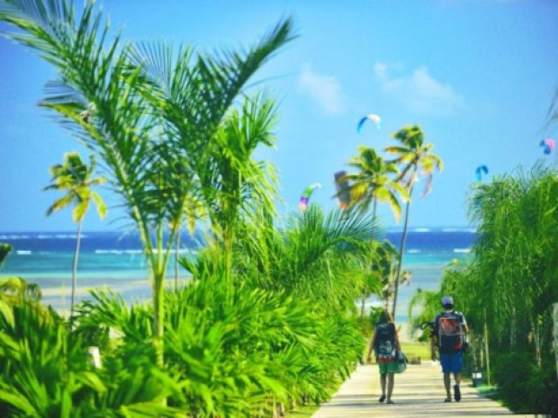 Chemin de la plage de la colonie de vacances en Martinique en été