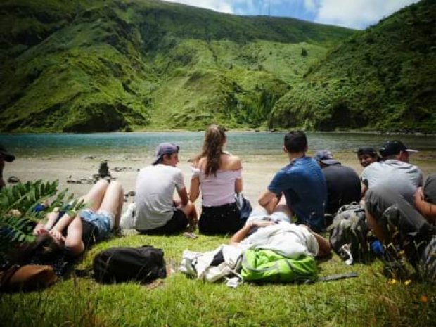 Adolescents devant un lac au Portugal pendant la colonie de vacances