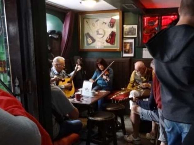 Intérieur d'un bar irlandais pendant la colo