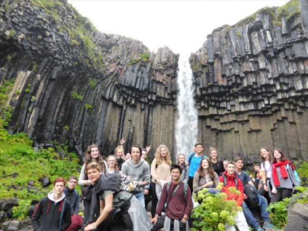 Ados en colonie de vacances devant une cascade en Islande