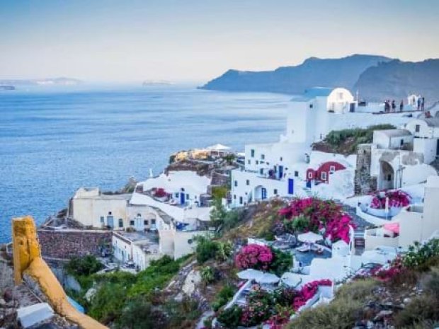 Ville de Grèce avec les maisons blanche