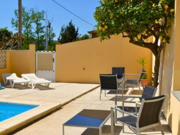 Vue sur la piscine du centre de vacances de l'Esplai