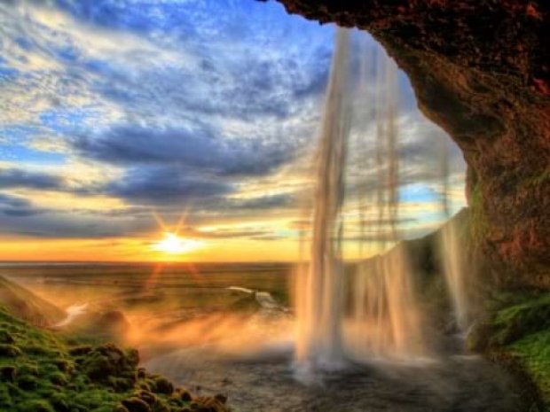 Vue d'une cascade et de la source depuis l'intérieur de la cascade