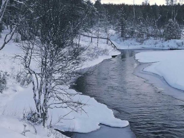 Rivière gelée de Laponie en Finlande