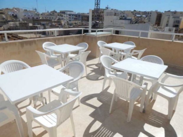 Terrasse de l'auberge de jeunesse à Malte