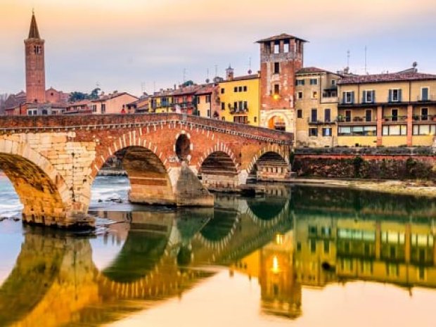 Paysage de Verone et pont de pierre en colo au printemps